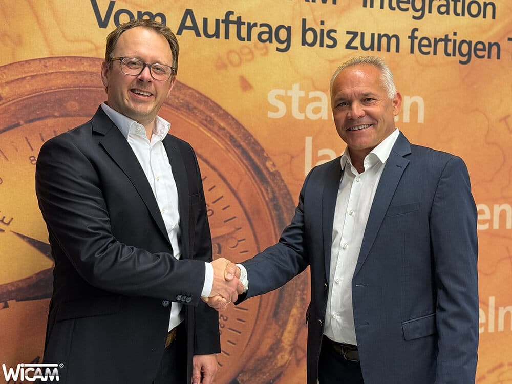 Timo Eigenblut (rechts im Bild) gratuliert Ronald Potter (links im Bild) zur Berufung als Geschäftsführer der WiCAM Benelux B.V. Gemeinsam haben beide den Aufbau von WiCAM in den Benelux-Staaten über viele Jahre geprägt und werden die weitere Entwicklung der Region auch künftig gemeinsam gestalten.