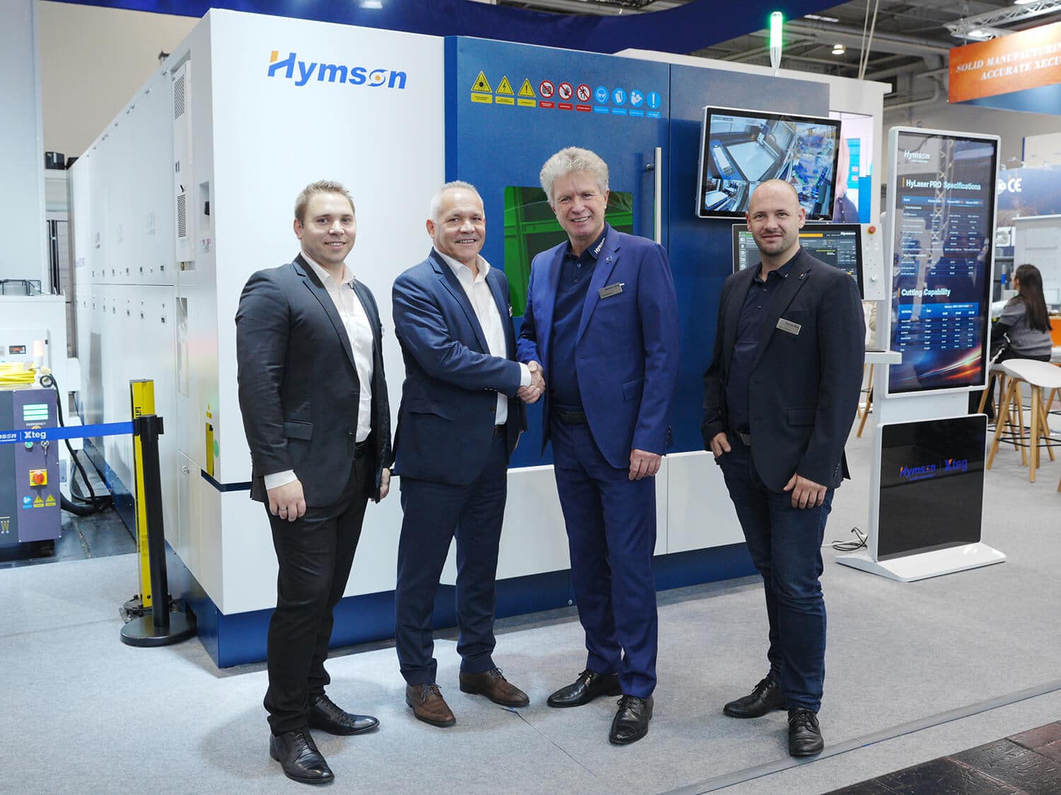 Ein besonderer Fokus der diesjährigen EuroBLECH lag auf der Zusammenarbeit mit chinesischen Maschinenherstellern. Timo Eigenblut, CEO von WiCAM (links im Bild), und Harald Kunz von Xteg / Hymson (rechts im Bild), nutzten die Messe, um sich über zukünftige Entwicklungen und gemeinsame Projekte auszutauschen. WiCAM und Xteg / Hymson werden ihre bestehende Zusammenarbeit weiter intensivieren, um neue Projekte anzugehen und die Integration moderner Laserschneidanlagen in die CAD/CAM-Software PN4000 weiter voranzutreiben.